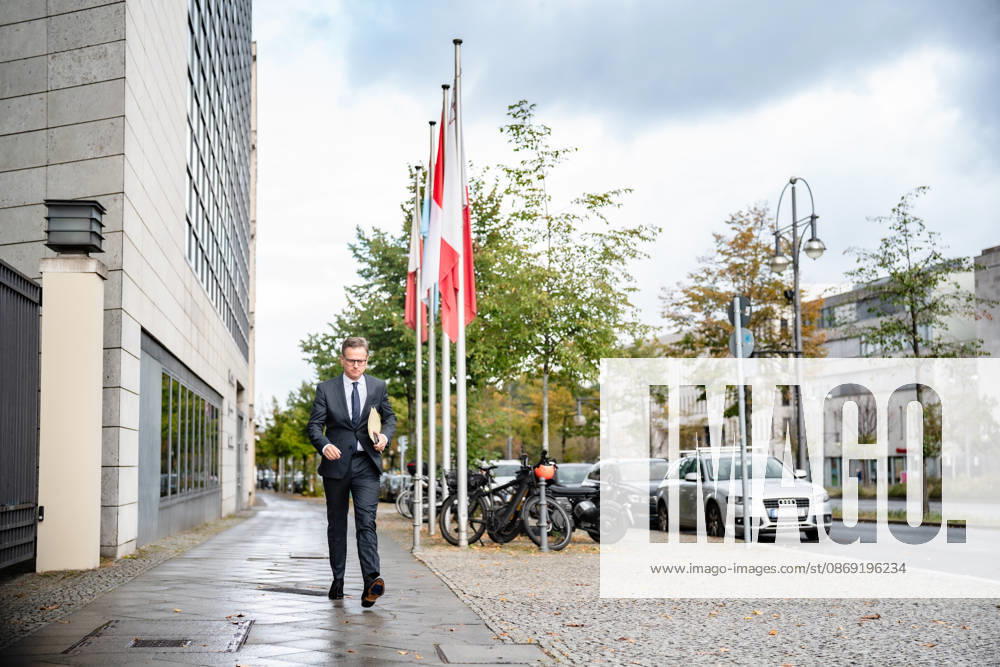 Carsten Linnemann, Bundesgesundheitsminister, bei seiner Ankunft am Konrad-Adenauer-Haus;Präsidiumsklausurtagung der CDU Deutschlands in Berlin, Oktober 2026, Berlin Berlin Deutschland Konrad-Adenauer-Haus