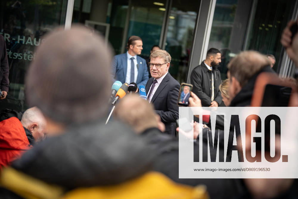 Johann Wadephul, Außenminister, gibt vor dem Konrad-Adenauer-Haus zu den aktuellen Entwicklungen in der Ukraine ein Statement ab;Präsidiumsklausurtagung der CDU Deutschlands in Berlin, Oktober 2026, Berlin Berlin Deutschland Konrad-Adenauer-Haus