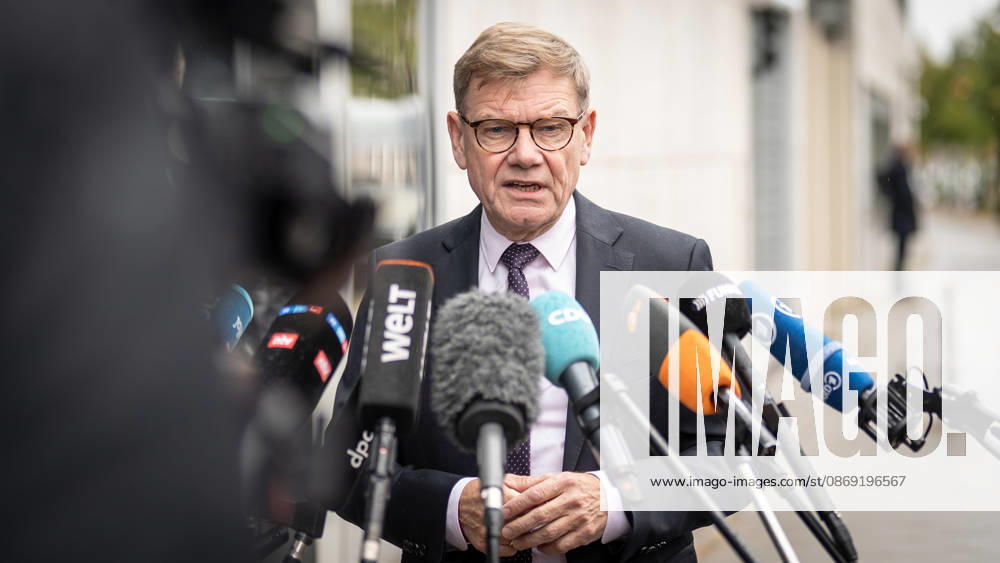 Johann Wadephul, Außenminister, gibt vor dem Konrad-Adenauer-Haus zu den aktuellen Entwicklungen in der Ukraine ein Statement ab;Präsidiumsklausurtagung der CDU Deutschlands in Berlin, Oktober 2026, Berlin Berlin Deutschland Konrad-Adenauer-Haus