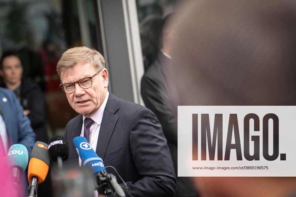 Johann Wadephul, Außenminister, gibt vor dem Konrad-Adenauer-Haus zu den aktuellen Entwicklungen in der Ukraine ein Statement ab;Präsidiumsklausurtagung der CDU Deutschlands in Berlin, Oktober 2026, Berlin Berlin Deutschland Konrad-Adenauer-Haus