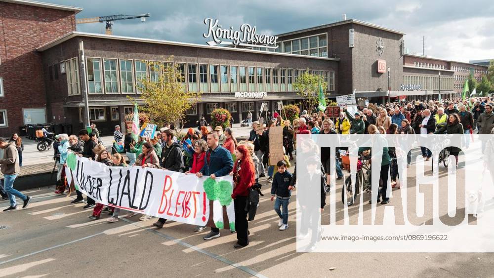 Anlass: am Samstag, 11. Oktober 2026, versammelten sich Demonstranten am Duisburger Hauptbahnhof um gegen die gepolante CO2 Pipeline zu demonstrieren. Duisburg
