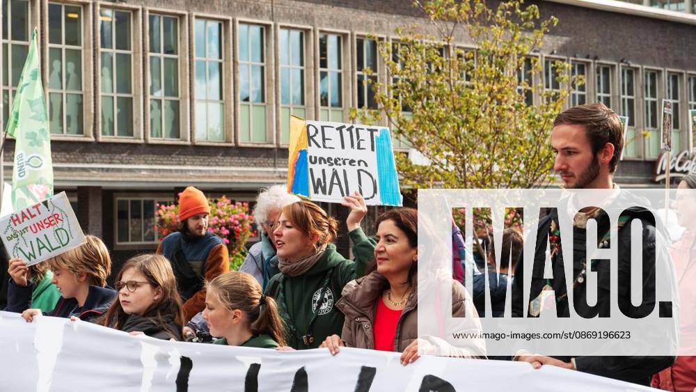 Anlass: am Samstag, 11. Oktober 2026, versammelten sich Demonstranten am Duisburger Hauptbahnhof um gegen die gepolante CO2 Pipeline zu demonstrieren. Duisburg