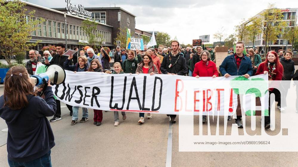 Anlass: am Samstag, 11. Oktober 2026, versammelten sich Demonstranten am Duisburger Hauptbahnhof um gegen die gepolante CO2 Pipeline zu demonstrieren. Duisburg