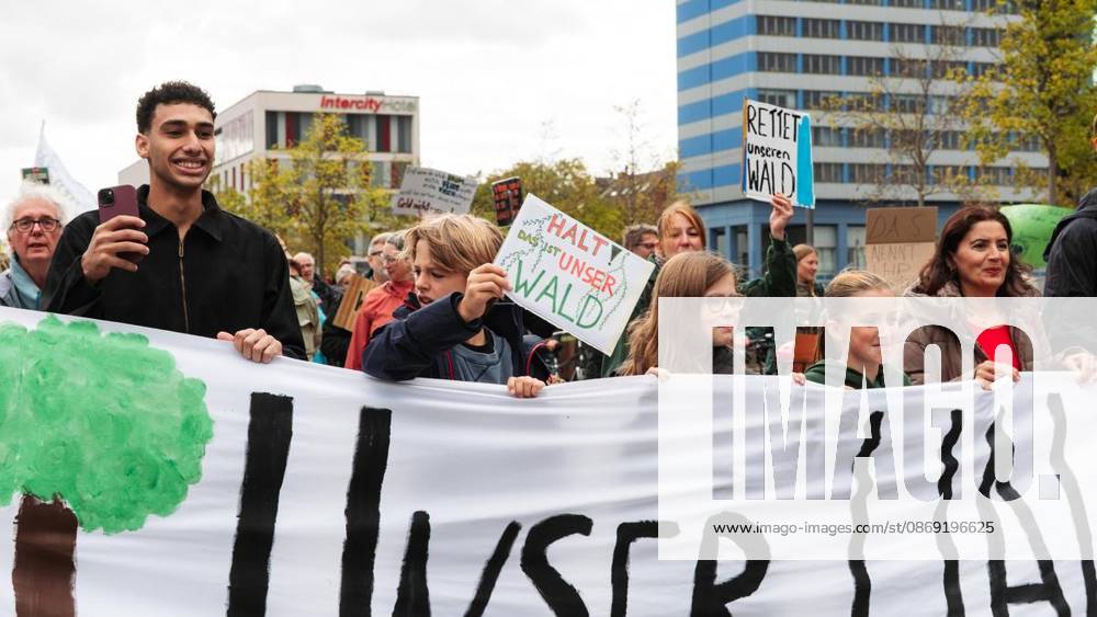 Anlass: am Samstag, 11. Oktober 2026, versammelten sich Demonstranten am Duisburger Hauptbahnhof um gegen die gepolante CO2 Pipeline zu demonstrieren. Duisburg