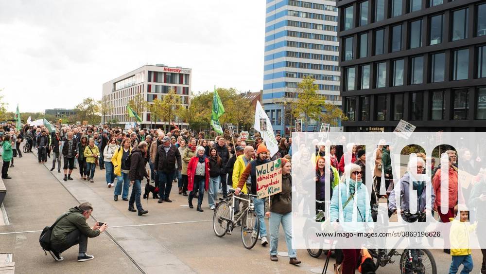 Anlass: am Samstag, 11. Oktober 2026, versammelten sich Demonstranten am Duisburger Hauptbahnhof um gegen die gepolante CO2 Pipeline zu demonstrieren. Duisburg