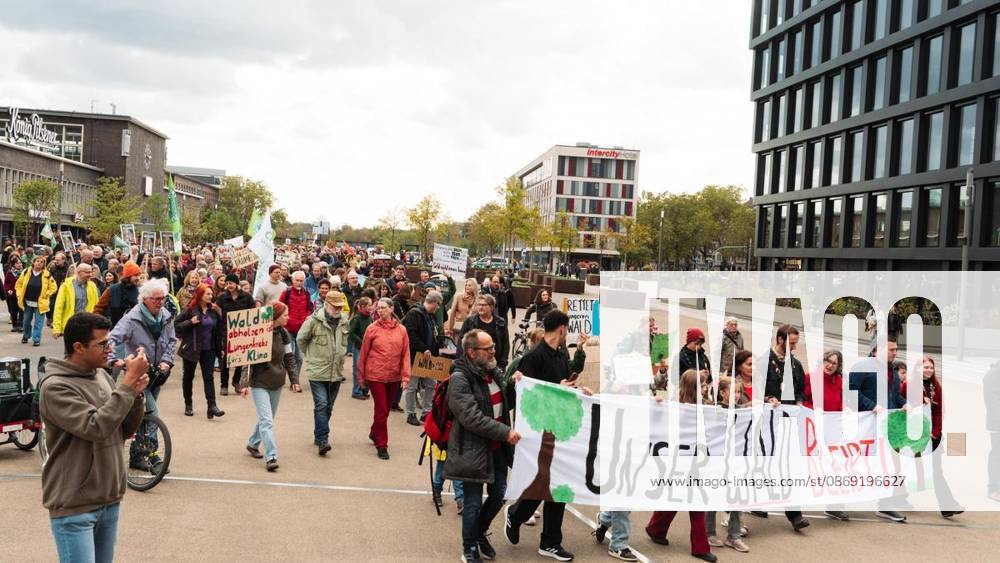 Anlass: am Samstag, 11. Oktober 2026, versammelten sich Demonstranten am Duisburger Hauptbahnhof um gegen die gepolante CO2 Pipeline zu demonstrieren. Duisburg