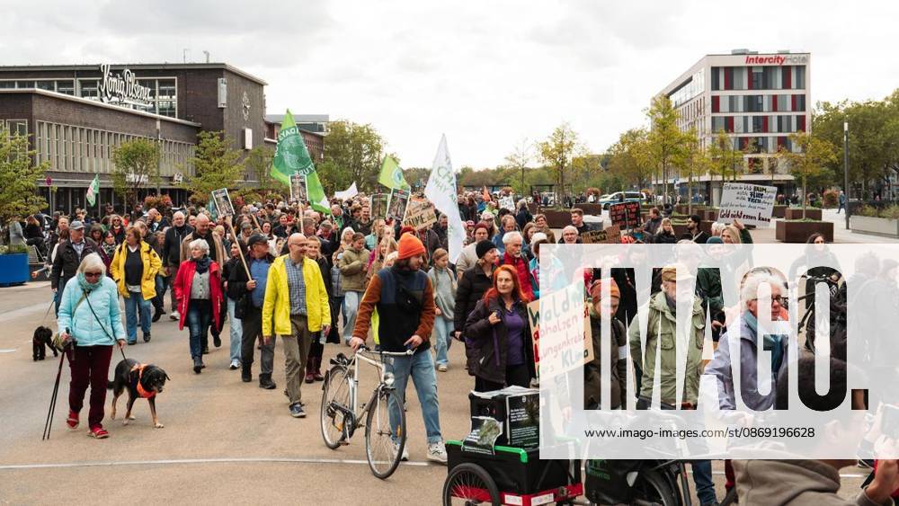 Anlass: am Samstag, 11. Oktober 2026, versammelten sich Demonstranten am Duisburger Hauptbahnhof um gegen die gepolante CO2 Pipeline zu demonstrieren. Duisburg