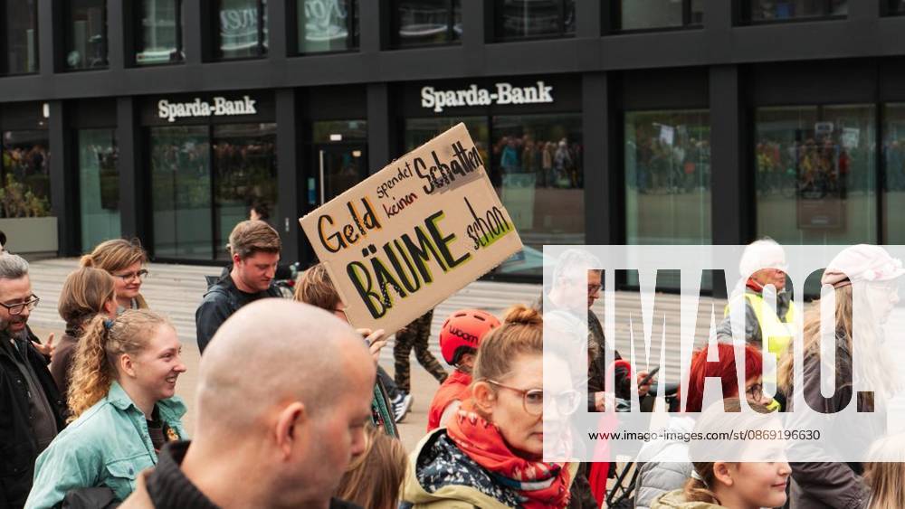 Anlass: am Samstag, 11. Oktober 2026, versammelten sich Demonstranten am Duisburger Hauptbahnhof um gegen die gepolante CO2 Pipeline zu demonstrieren. Duisburg