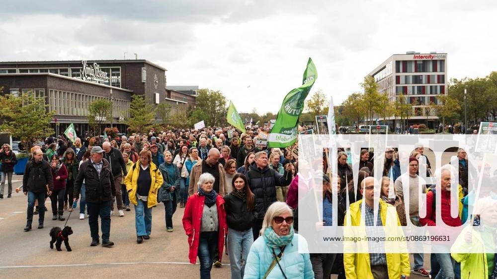 Anlass: am Samstag, 11. Oktober 2026, versammelten sich Demonstranten am Duisburger Hauptbahnhof um gegen die gepolante CO2 Pipeline zu demonstrieren. Duisburg