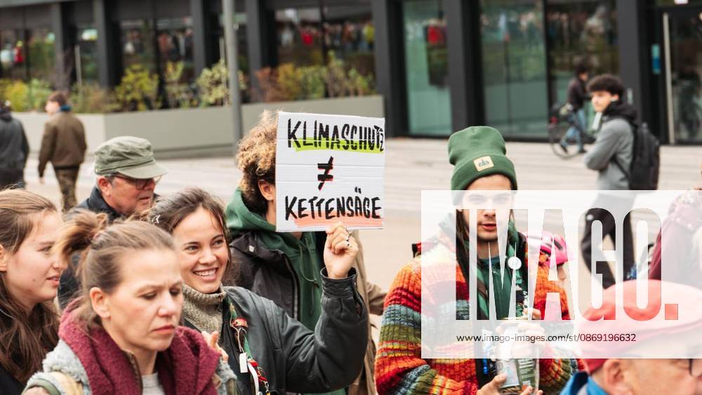 Anlass: am Samstag, 11. Oktober 2026, versammelten sich Demonstranten am Duisburger Hauptbahnhof um gegen die gepolante CO2 Pipeline zu demonstrieren. Duisburg
