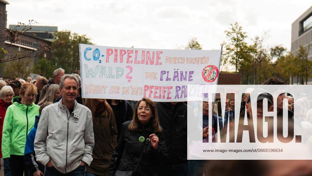 Anlass: am Samstag, 11. Oktober 2026, versammelten sich Demonstranten am Duisburger Hauptbahnhof um gegen die gepolante CO2 Pipeline zu demonstrieren. Duisburg