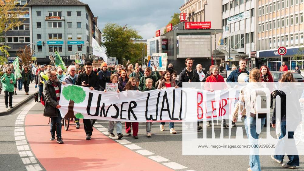 Anlass: am Samstag, 11. Oktober 2026, versammelten sich Demonstranten am Duisburger Hauptbahnhof um gegen die gepolante CO2 Pipeline zu demonstrieren. Duisburg