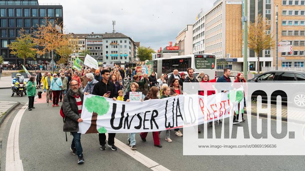Anlass: am Samstag, 11. Oktober 2026, versammelten sich Demonstranten am Duisburger Hauptbahnhof um gegen die gepolante CO2 Pipeline zu demonstrieren. Duisburg