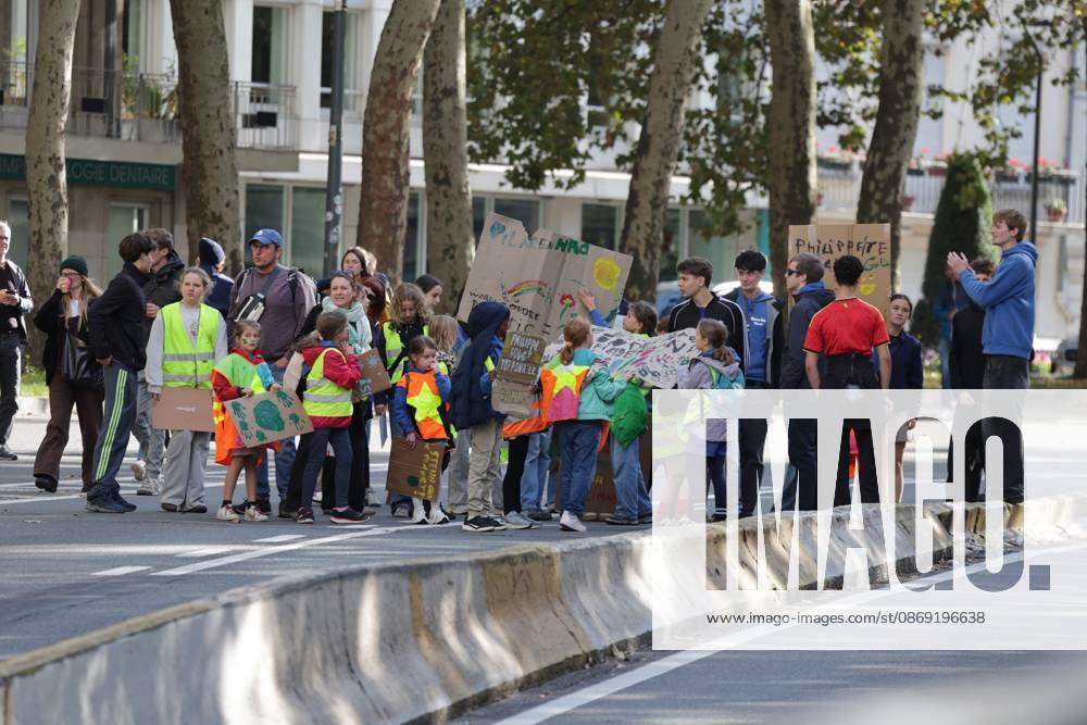 This image shows the Climate March 2026, organized by the Climate Coalition, in Brussels, on Sunday 11 October 2026. The Climate Coalition demands the federal and regional governments to stop subsidizing polluting industrial activities in Belgium and levy higher taxes on these companies. NICOLASxMAETERLINCK 189449896
