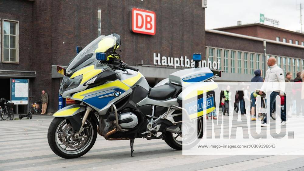 Symbolbild - Polizeimotorrad am Duisburger Hauptbahnhof. Anlass: am Samstag, 11. Oktober 2026, versammelten sich Demonstranten am Duisburger Hauptbahnhof um gegen die gepolante CO2 Pipeline zu demonstrieren. Duisburg