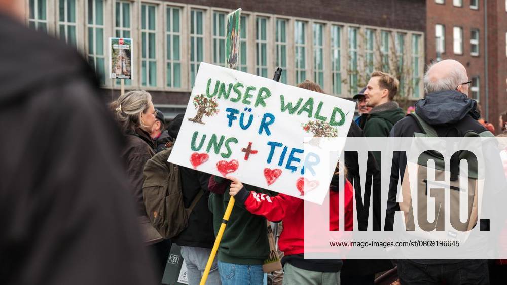 Anlass: am Samstag, 11. Oktober 2026, versammelten sich Demonstranten am Duisburger Hauptbahnhof um gegen die gepolante CO2 Pipeline zu demonstrieren. Duisburg