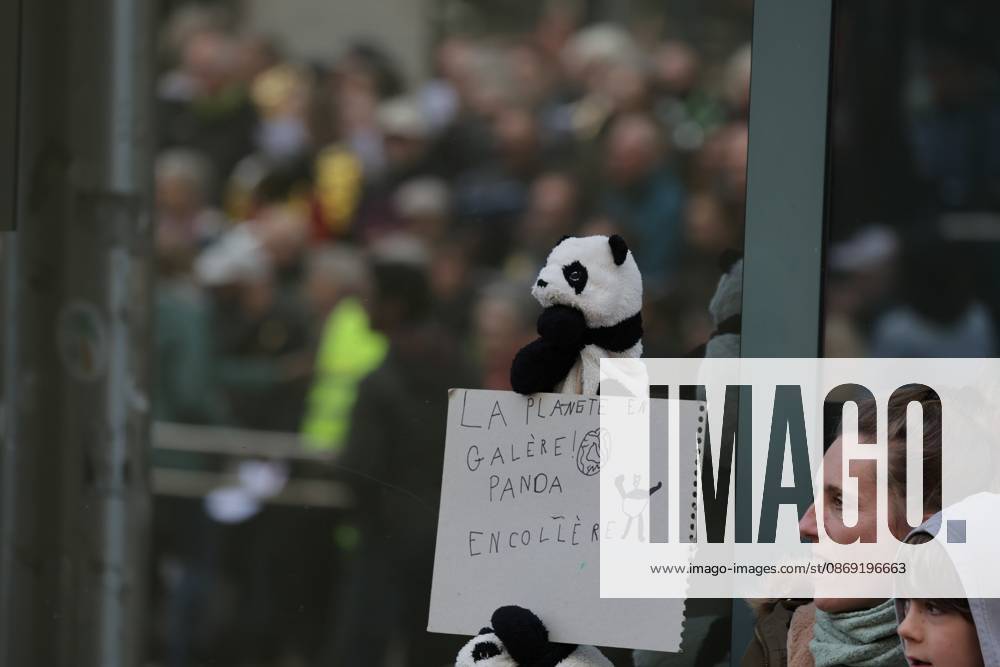 This image shows the Climate March 2026, organized by the Climate Coalition, in Brussels, on Sunday 11 October 2026. The Climate Coalition demands the federal and regional governments to stop subsidizing polluting industrial activities in Belgium and levy higher taxes on these companies. NICOLASxMAETERLINCK 189449893