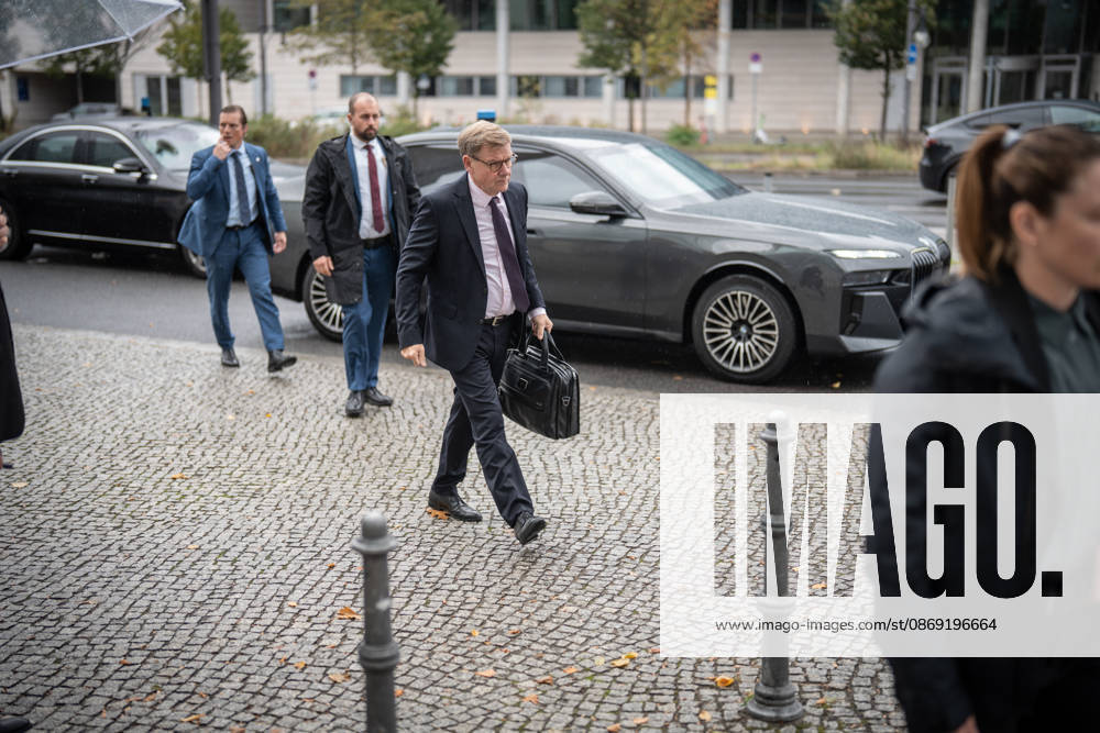 Johann Wadephul, Außenminister, bei seiner Ankunft mit Personenschutz;Präsidiumsklausurtagung der CDU Deutschlands in Berlin, Oktober 2026, Berlin Berlin Deutschland Konrad-Adenauer-Haus
