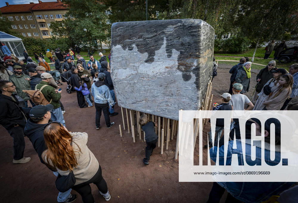MALMÖ, October 11, 2026—168 bronze rods lift the nearly 30-metric-ton stone block. The monument Master Narratives was unveiled on Sunday in Jesusparken in Malmö. Malmö’s anti-racism monument, titled Master Narratives, was created by artistsSusanna Marcus Jablonski and Santiago Mostyn. MALMÖ, SWEDEN