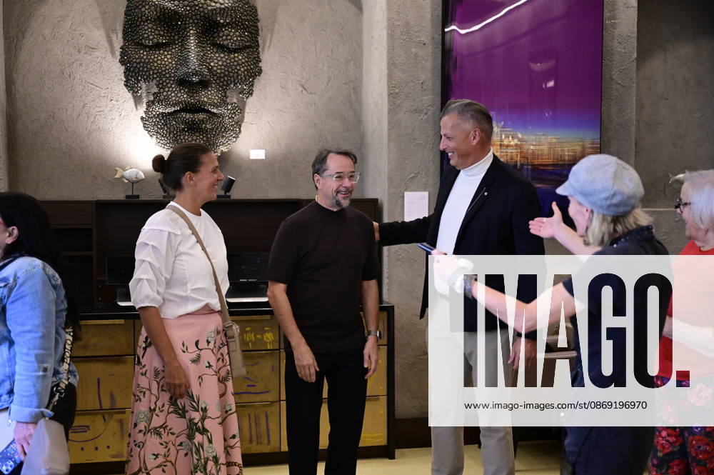 Jan Josef Liefers, Jens-Christian Wittig und Annett Weise bei der Vernissage der Ausstellung Goldener Reigen von Jens-Christian Wittig im Kastenmeiers im Taschenbergpalais in Dresden. Dresden