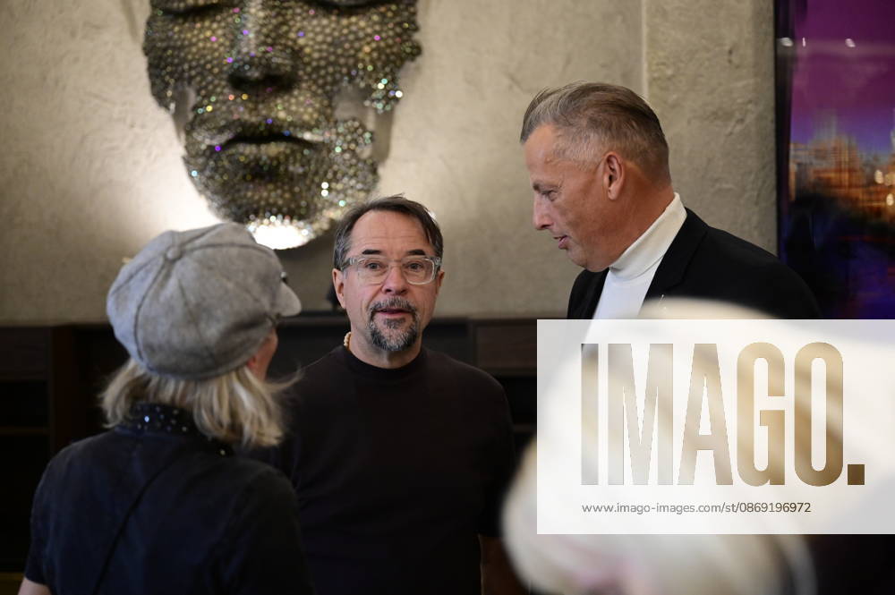Annett Weise, Jan Josef Liefers und Jens-Christian Wittig und bei der Vernissage der Ausstellung Goldener Reigen von Jens-Christian Wittig im Kastenmeiers im Taschenbergpalais in Dresden. Dresden