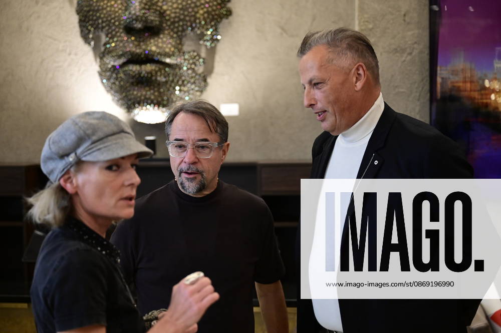 Annett Weise, Jan Josef Liefers und Jens-Christian Wittig und bei der Vernissage der Ausstellung Goldener Reigen von Jens-Christian Wittig im Kastenmeiers im Taschenbergpalais in Dresden. Dresden