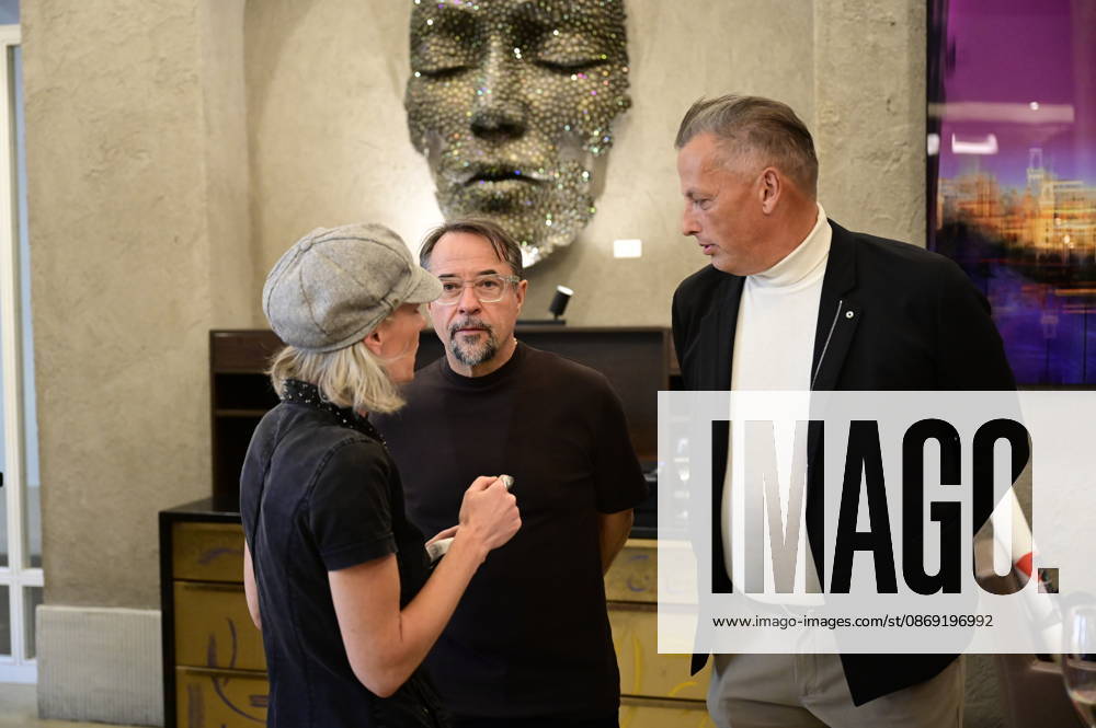 Annett Weise, Jan Josef Liefers und Jens-Christian Wittig und bei der Vernissage der Ausstellung Goldener Reigen von Jens-Christian Wittig im Kastenmeiers im Taschenbergpalais in Dresden. Dresden