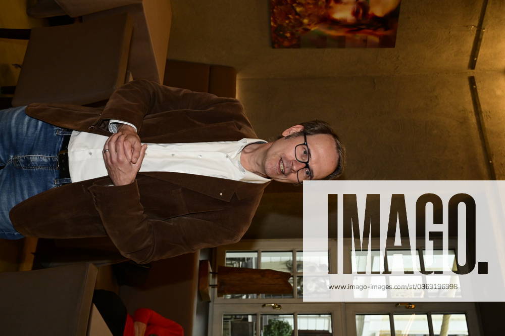 Frank Stehr bei der Vernissage der Ausstellung Goldener Reigen von Jens-Christian Wittig im Kastenmeiers im Taschenbergpalais in Dresden. Dresden