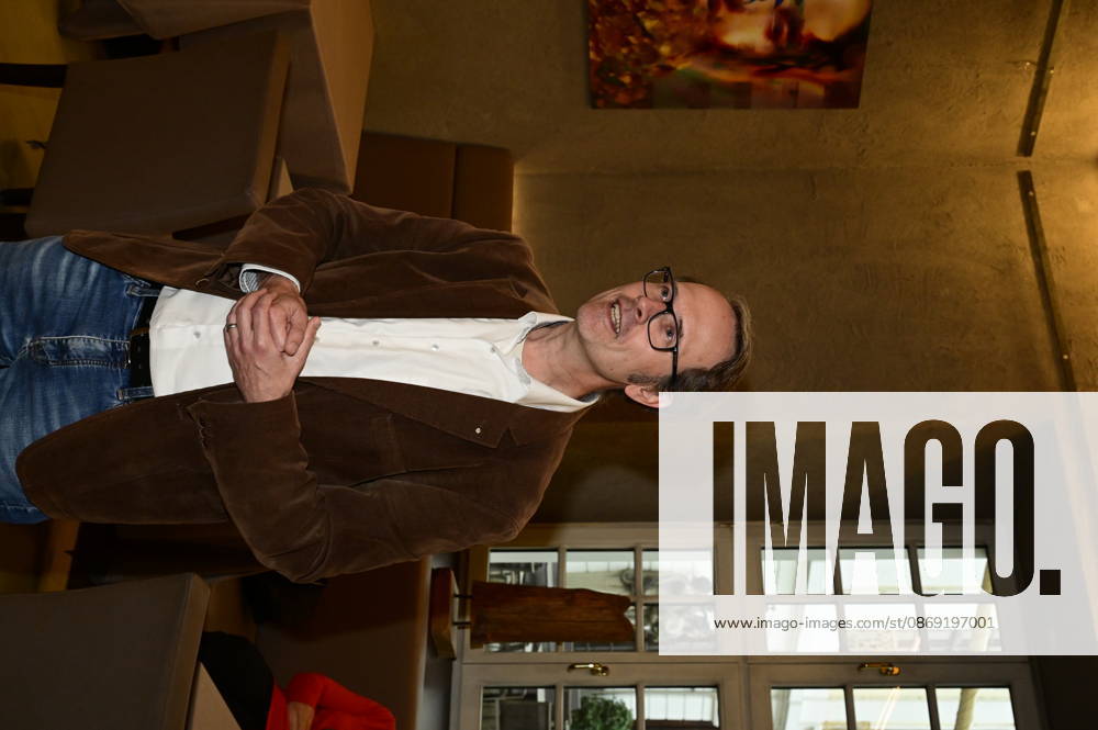 Frank Stehr bei der Vernissage der Ausstellung Goldener Reigen von Jens-Christian Wittig im Kastenmeiers im Taschenbergpalais in Dresden. Dresden