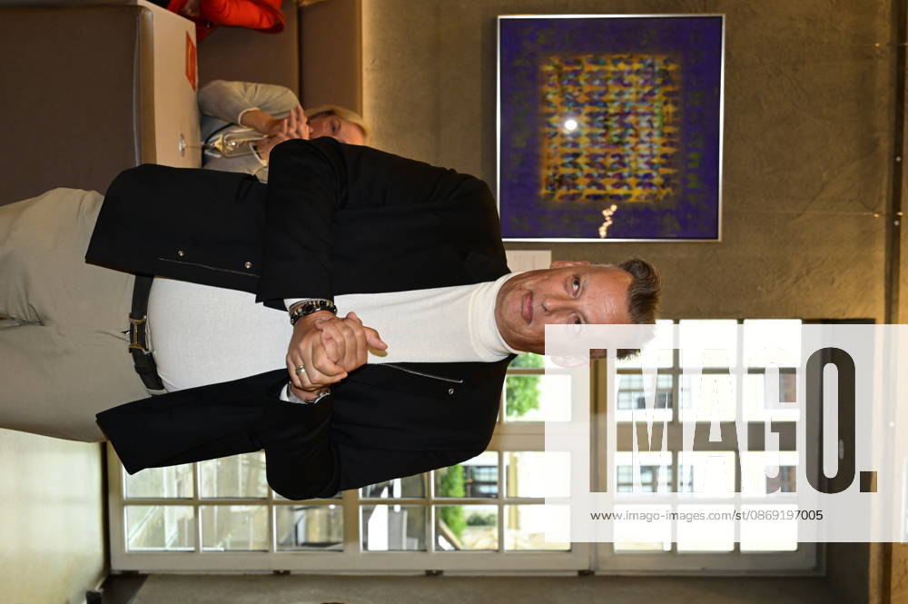 Jens-Christian Wittig bei der Vernissage der Ausstellung Goldener Reigen von Jens-Christian Wittig im Kastenmeiers im Taschenbergpalais in Dresden. Dresden