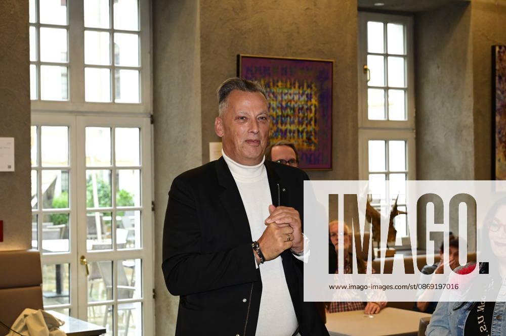 Jens-Christian Wittig bei der Vernissage der Ausstellung Goldener Reigen von Jens-Christian Wittig im Kastenmeiers im Taschenbergpalais in Dresden. Dresden