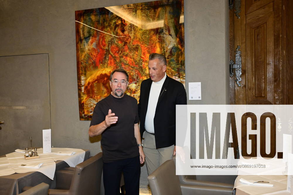 Jan Josef Liefers und Jens-Christian Wittig bei der Vernissage der Ausstellung Goldener Reigen von Jens-Christian Wittig im Kastenmeiers im Taschenbergpalais in Dresden. Dresden