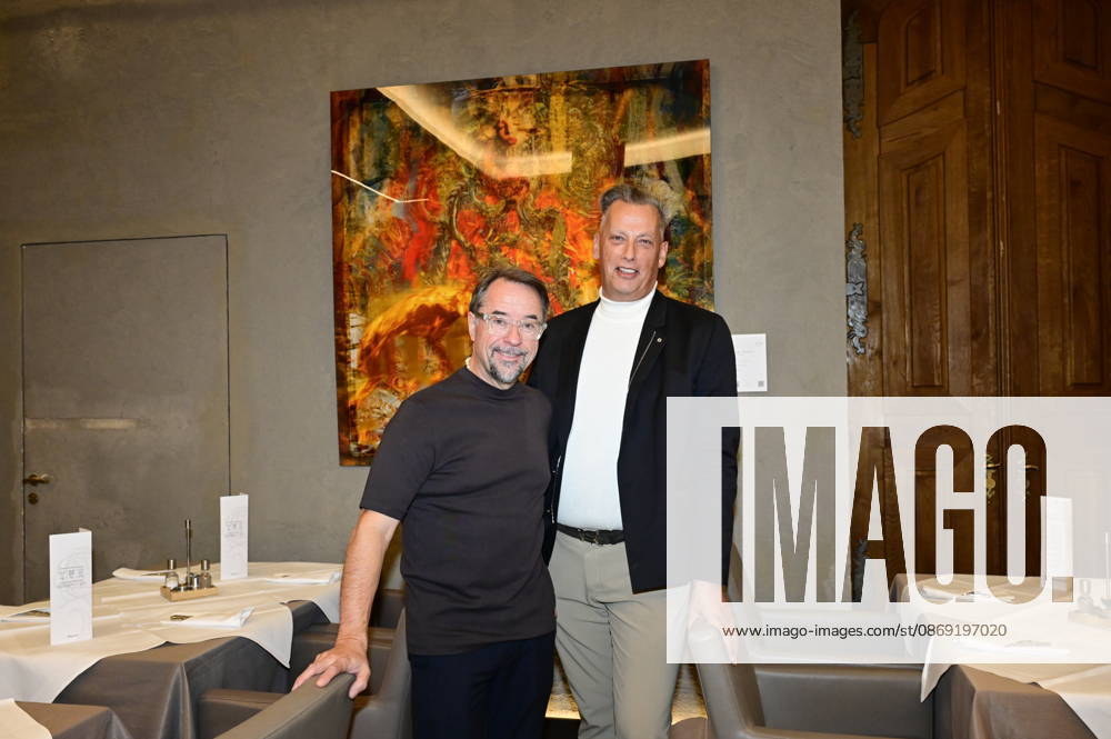 Jan Josef Liefers und Jens-Christian Wittig bei der Vernissage der Ausstellung Goldener Reigen von Jens-Christian Wittig im Kastenmeiers im Taschenbergpalais in Dresden. Dresden