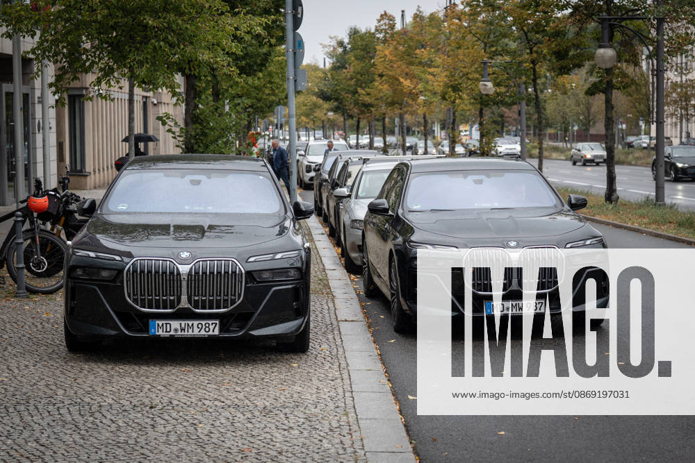 BMW-Dienstwagen Sachsen-Anhalt, genutzt vom amtierenden Ministerpräsidenten Sven Schulze und Personenschutz, geparkte Autos der Landesregierung nach der Ankunft des Ministerpräsidenten diesen Fahrzeugen vor der CDU-Bundesgeschäftsstelle;Präsidiumsklausurtagung der CDU Deutschlands in Berlin, Oktober 2026, Berlin Berlin Deutschland Konrad-Adenauer-Haus