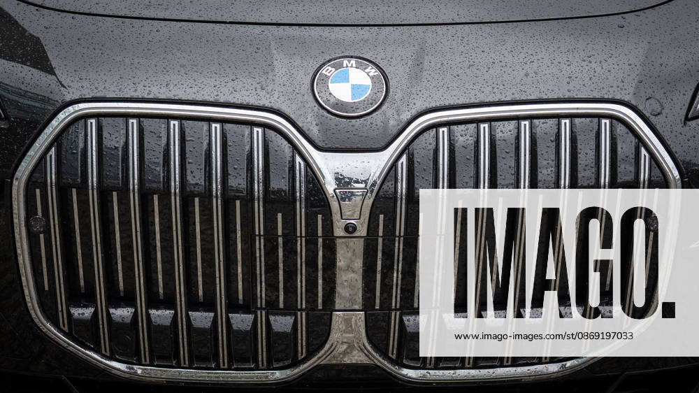 BMW-Dienstwagen Sachsen-Anhalt, genutzt vom amtierenden Ministerpräsidenten Sven Schulze und Personenschutz, geparkte Autos der Landesregierung nach der Ankunft des Ministerpräsidenten diesen Fahrzeugen vor der CDU-Bundesgeschäftsstelle;Präsidiumsklausurtagung der CDU Deutschlands in Berlin, Oktober 2026, Berlin Berlin Deutschland Konrad-Adenauer-Haus