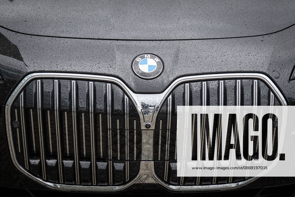 BMW-Dienstwagen Sachsen-Anhalt, genutzt vom amtierenden Ministerpräsidenten Sven Schulze und Personenschutz, geparkte Autos der Landesregierung nach der Ankunft des Ministerpräsidenten diesen Fahrzeugen vor der CDU-Bundesgeschäftsstelle;Präsidiumsklausurtagung der CDU Deutschlands in Berlin, Oktober 2026, Berlin Berlin Deutschland Konrad-Adenauer-Haus