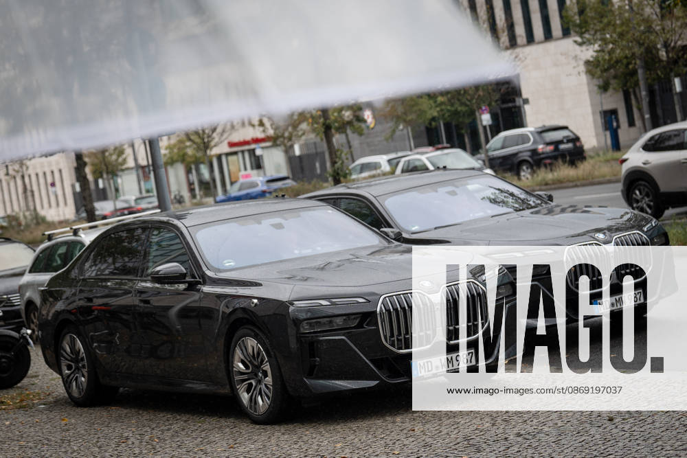 BMW-Dienstwagen Sachsen-Anhalt, genutzt vom amtierenden Ministerpräsidenten Sven Schulze und Personenschutz, geparkte Autos der Landesregierung nach der Ankunft des Ministerpräsidenten diesen Fahrzeugen vor der CDU-Bundesgeschäftsstelle;Präsidiumsklausurtagung der CDU Deutschlands in Berlin, Oktober 2026, Berlin Berlin Deutschland Konrad-Adenauer-Haus