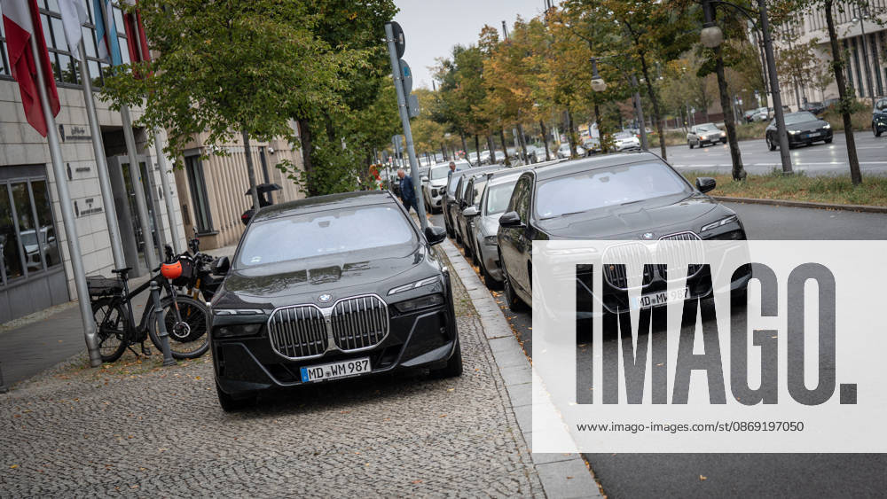 BMW-Dienstwagen Sachsen-Anhalt, genutzt vom amtierenden Ministerpräsidenten Sven Schulze und Personenschutz, geparkte Autos der Landesregierung nach der Ankunft des Ministerpräsidenten diesen Fahrzeugen vor der CDU-Bundesgeschäftsstelle;Präsidiumsklausurtagung der CDU Deutschlands in Berlin, Oktober 2026, Berlin Berlin Deutschland Konrad-Adenauer-Haus