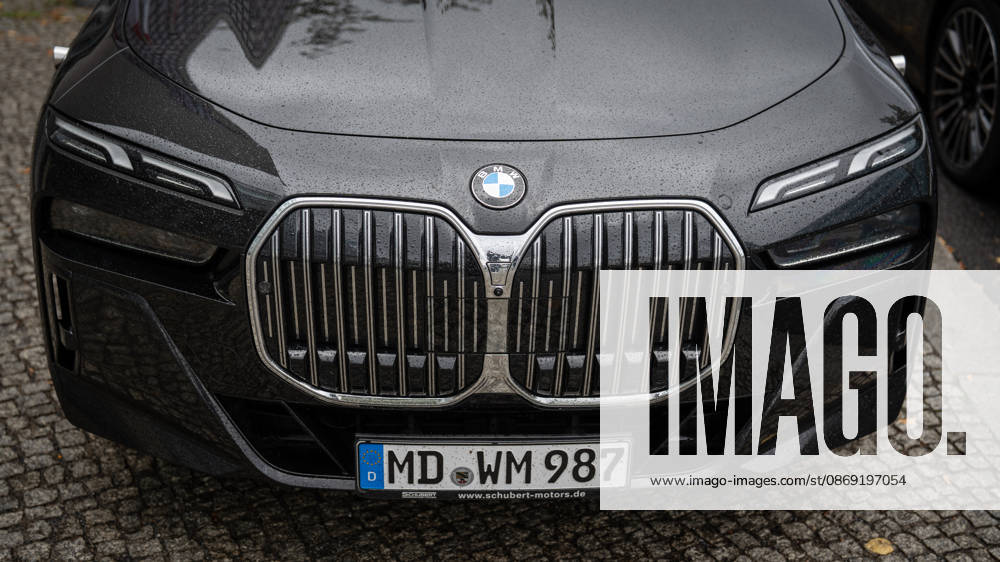 BMW-Dienstwagen Sachsen-Anhalt, genutzt vom amtierenden Ministerpräsidenten Sven Schulze und Personenschutz, geparkte Autos der Landesregierung nach der Ankunft des Ministerpräsidenten diesen Fahrzeugen vor der CDU-Bundesgeschäftsstelle;Präsidiumsklausurtagung der CDU Deutschlands in Berlin, Oktober 2026, Berlin Berlin Deutschland Konrad-Adenauer-Haus