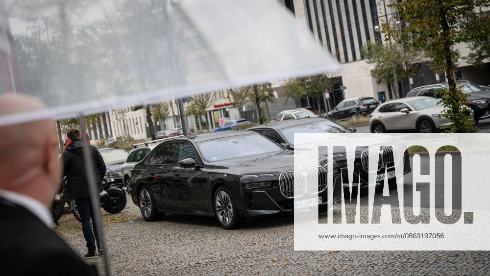 BMW-Dienstwagen Sachsen-Anhalt, genutzt vom amtierenden Ministerpräsidenten Sven Schulze und Personenschutz, geparkte Autos der Landesregierung nach der Ankunft des Ministerpräsidenten diesen Fahrzeugen vor der CDU-Bundesgeschäftsstelle;Präsidiumsklausurtagung der CDU Deutschlands in Berlin, Oktober 2026, Berlin Berlin Deutschland Konrad-Adenauer-Haus