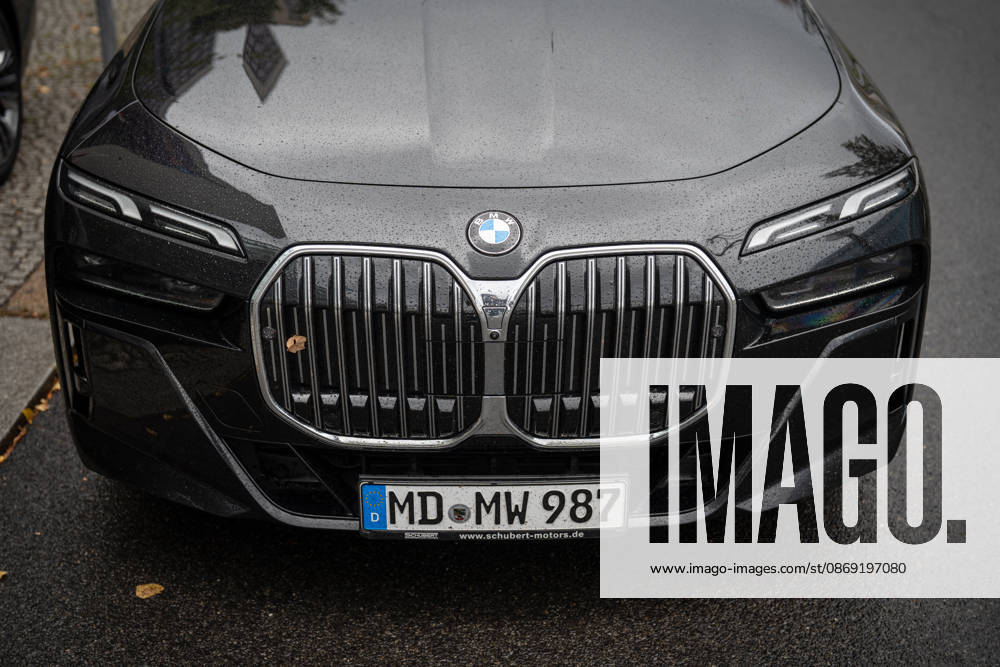 BMW-Dienstwagen Sachsen-Anhalt, genutzt vom amtierenden Ministerpräsidenten Sven Schulze und Personenschutz, geparkte Autos der Landesregierung nach der Ankunft des Ministerpräsidenten diesen Fahrzeugen vor der CDU-Bundesgeschäftsstelle;Präsidiumsklausurtagung der CDU Deutschlands in Berlin, Oktober 2026, Berlin Berlin Deutschland Konrad-Adenauer-Haus