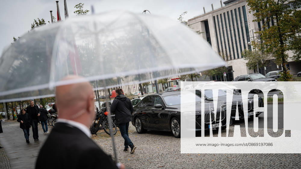 BMW-Dienstwagen Sachsen-Anhalt, genutzt vom amtierenden Ministerpräsidenten Sven Schulze und Personenschutz, geparkte Autos der Landesregierung nach der Ankunft des Ministerpräsidenten diesen Fahrzeugen vor der CDU-Bundesgeschäftsstelle;Präsidiumsklausurtagung der CDU Deutschlands in Berlin, Oktober 2026, Berlin Berlin Deutschland Konrad-Adenauer-Haus