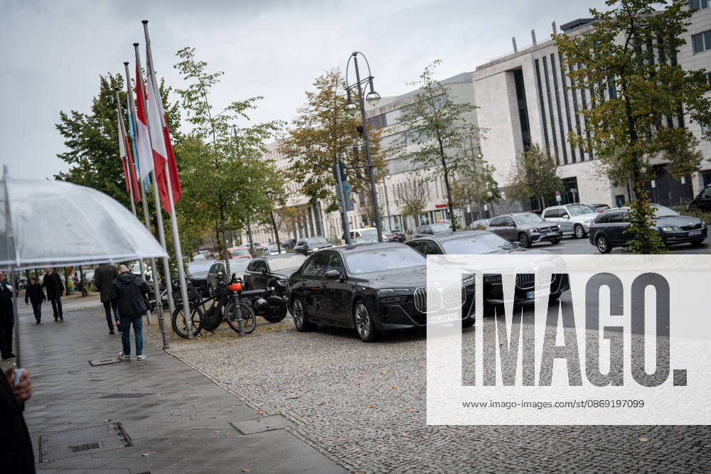 BMW-Dienstwagen Sachsen-Anhalt, genutzt vom amtierenden Ministerpräsidenten Sven Schulze und Personenschutz, geparkte Autos der Landesregierung nach der Ankunft des Ministerpräsidenten diesen Fahrzeugen vor der CDU-Bundesgeschäftsstelle;Präsidiumsklausurtagung der CDU Deutschlands in Berlin, Oktober 2026, Berlin Berlin Deutschland Konrad-Adenauer-Haus