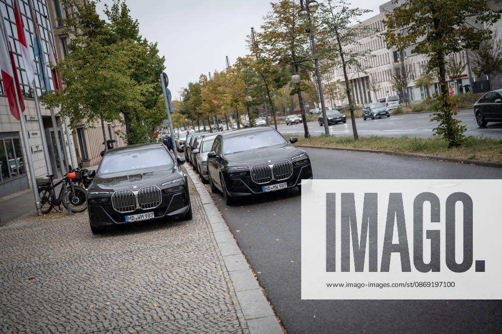 BMW-Dienstwagen Sachsen-Anhalt, genutzt vom amtierenden Ministerpräsidenten Sven Schulze und Personenschutz, geparkte Autos der Landesregierung nach der Ankunft des Ministerpräsidenten diesen Fahrzeugen vor der CDU-Bundesgeschäftsstelle;Präsidiumsklausurtagung der CDU Deutschlands in Berlin, Oktober 2026, Berlin Berlin Deutschland Konrad-Adenauer-Haus