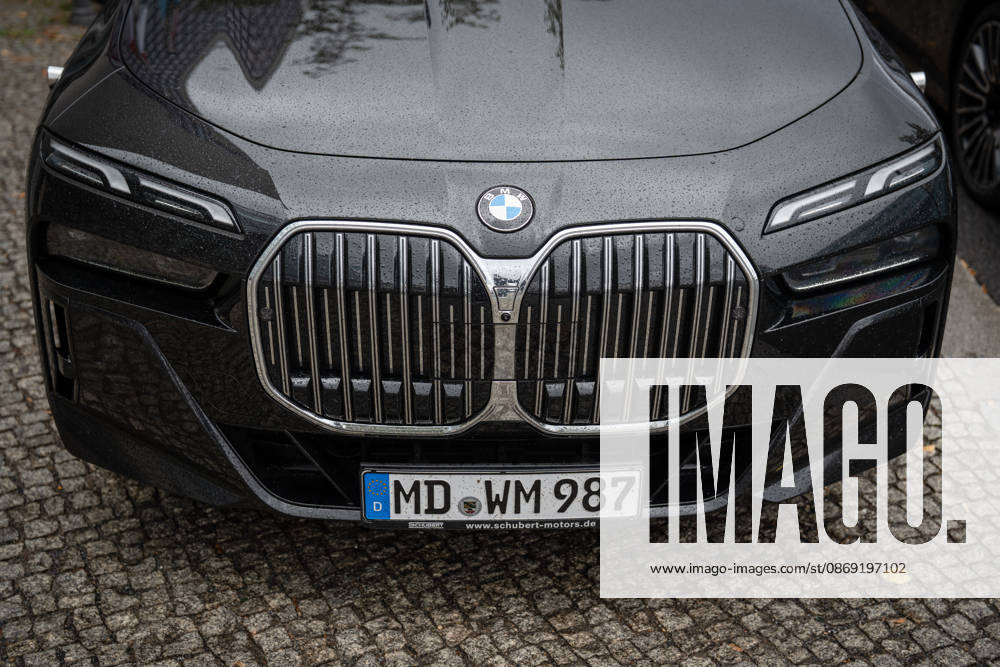 BMW-Dienstwagen Sachsen-Anhalt, genutzt vom amtierenden Ministerpräsidenten Sven Schulze und Personenschutz, geparkte Autos der Landesregierung nach der Ankunft des Ministerpräsidenten diesen Fahrzeugen vor der CDU-Bundesgeschäftsstelle;Präsidiumsklausurtagung der CDU Deutschlands in Berlin, Oktober 2026, Berlin Berlin Deutschland Konrad-Adenauer-Haus