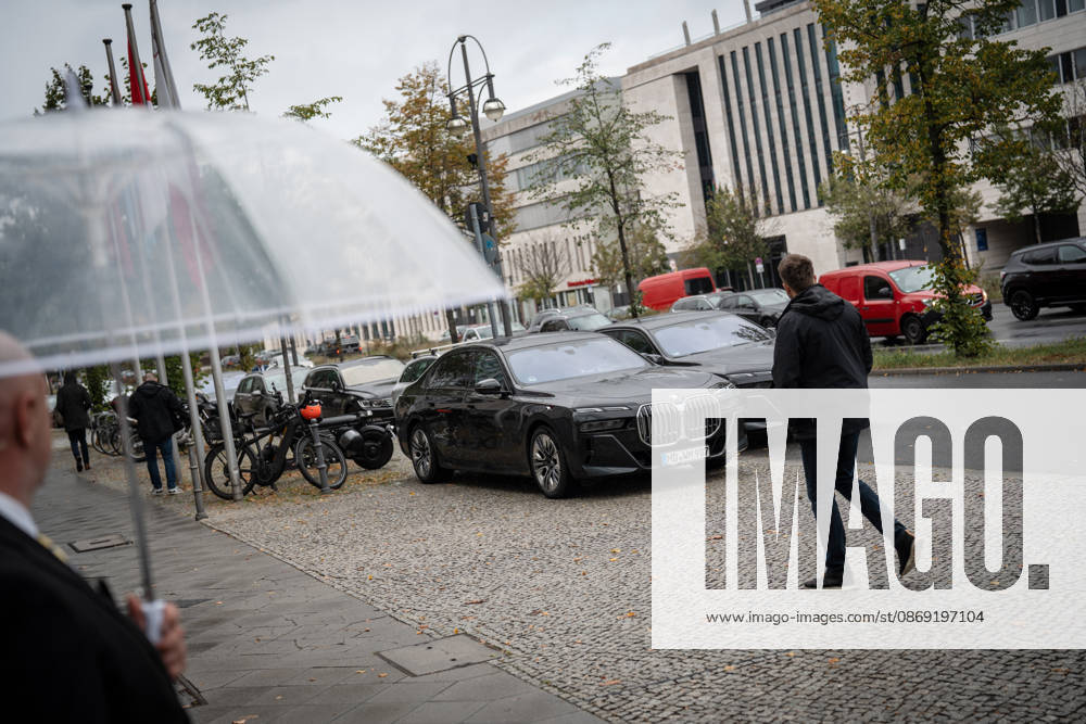 BMW-Dienstwagen Sachsen-Anhalt, genutzt vom amtierenden Ministerpräsidenten Sven Schulze und Personenschutz, geparkte Autos der Landesregierung nach der Ankunft des Ministerpräsidenten diesen Fahrzeugen vor der CDU-Bundesgeschäftsstelle;Präsidiumsklausurtagung der CDU Deutschlands in Berlin, Oktober 2026, Berlin Berlin Deutschland Konrad-Adenauer-Haus