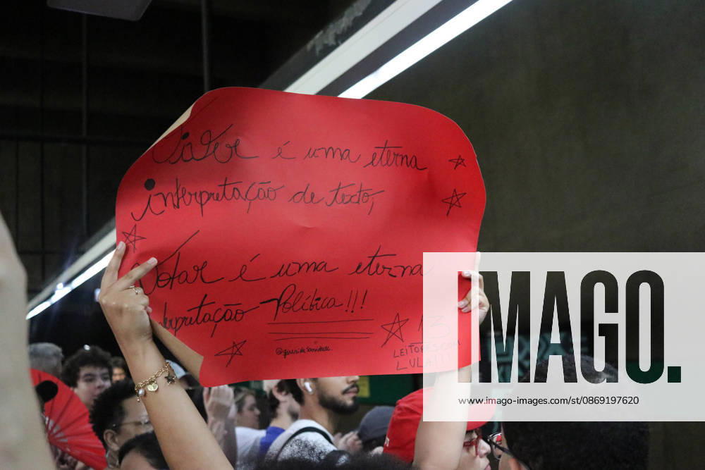 SaO PAULO, SP - 11.10.2026: LULA REuNE APOIADORES NA AVENIDA PAULISTA - Protesters gather this Sunday (11) on Avenida Paulista, in Sao Paulo (SP), during a campaign event for President Luiz Inacio Lula da Silva. The mobilization takes place in front of MASP and brings together supporters and political leaders in the second round of the 2026 Elections. In the photo, the movement of the subway around 11 am, x3028701x Angà licaxAlves
