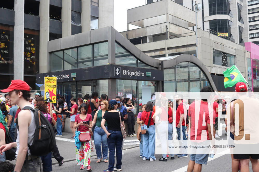 SaO PAULO, SP - 11.10.2026: LULA REuNE APOIADORES NA AVENIDA PAULISTA - Protesters gather this Sunday (11) on Avenida Paulista, in Sao Paulo (SP), during a campaign event for President Luiz Inacio Lula da Silva. The mobilization takes place in front of MASP and brings together supporters and political leaders in the second round of the 2026 Elections. In the photo, the movement of the subway around 11 am, x3028704x AngÃ licaxAlves