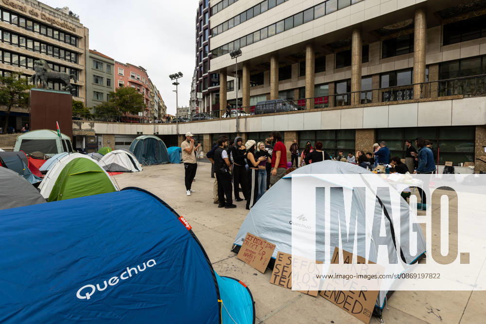Demonstrations against housing affordability, in Porto, Portugal - 11 Oct 2026 Participants of the Não Dá Mais Para Viver Assim movement maintain a protest camp in Praça D. João I after demonstrations against housing affordability, rising rents and the cost of living. Porto Portugal