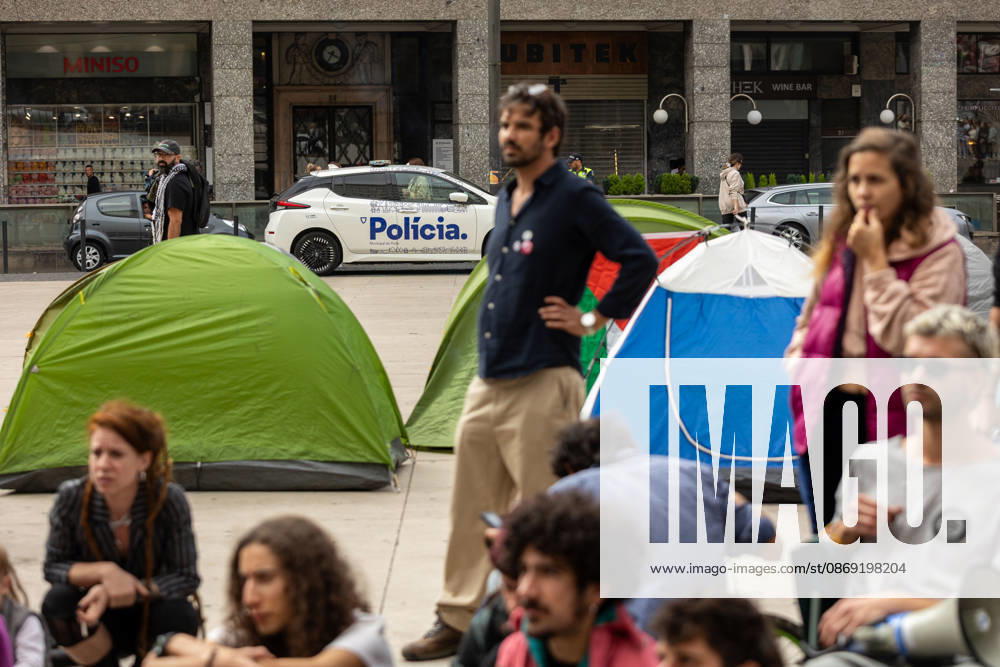 Participants have a public assembly beside a temporary encampment in Praca D. Joao I during an overnight occupation organized by the Nao Da Mais Para Viver Assim movement following demonstrations against the housing crisis and rising living costs. Porto Portugal - ZUMAs197 20261011_aaa_s197_040